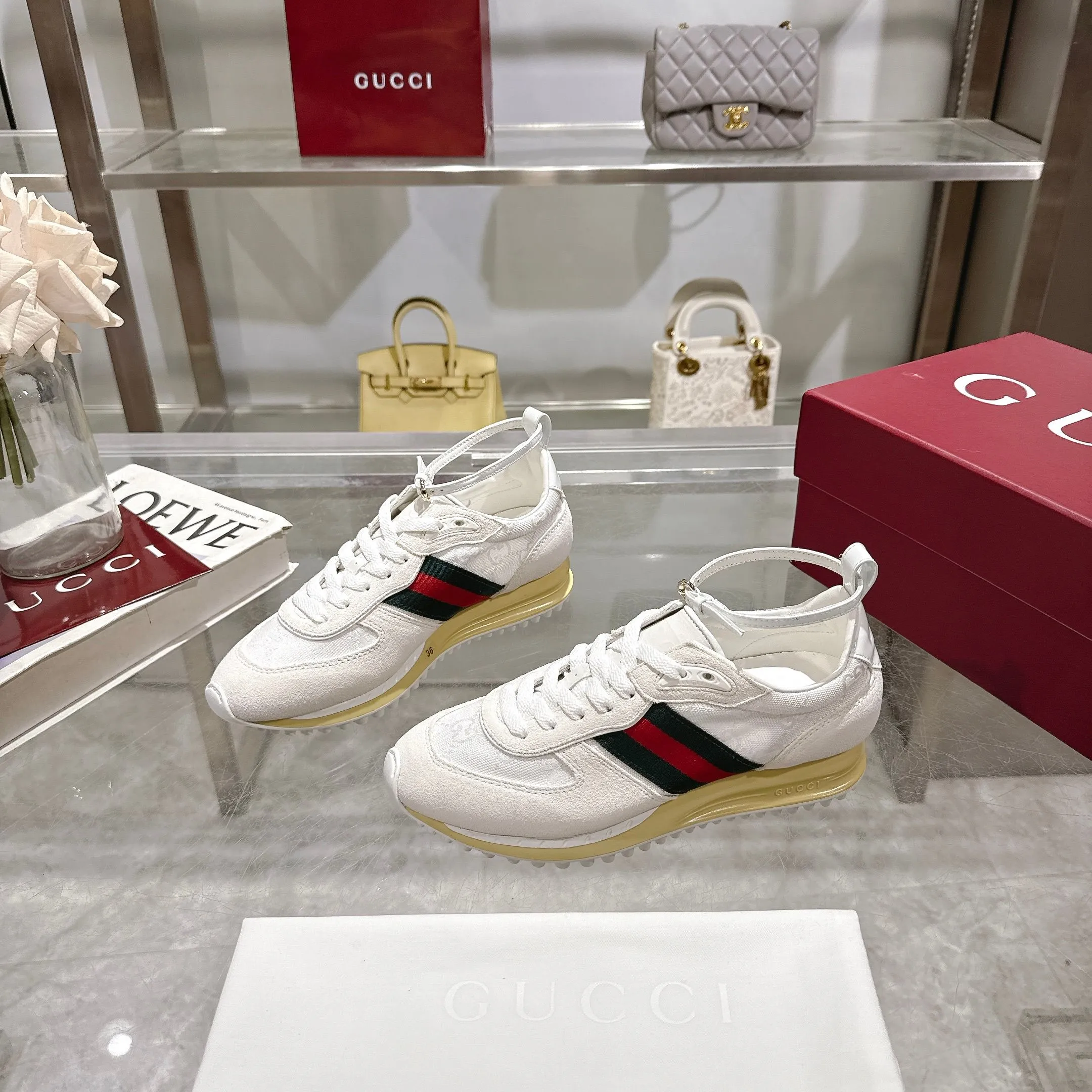 👟👟Ex-factory price 640👟👟 2025 dynamic item👍Light and flexible outsole has been specially treated🌹Permeated with a strong retro style💋Removable and adjustable ankle strap. 👌The tongue is decorated with a 3D Gucci logo created by high-frequency embossing technology❤The fabric lining is comfortable👏Breathable👏Ultra-light vacuum foam sole, very lightweight🍎Size 35-40, fully packaged